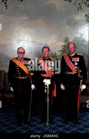 Oslo 2 maggio 1990. Re Olav ha il Granduca Jean di Lussemburgo e la Granduchessa Josephine Charlotte, in visita. Qui dal castello nel tempo degli uccelli dove sono fotografati. Da V: Re Olav, Granduca Jean e principe ereditario Harald. Tutti in uniforme di gala. Foto: Bjørn Sigurdsøn / NTB / NTB Foto Stock