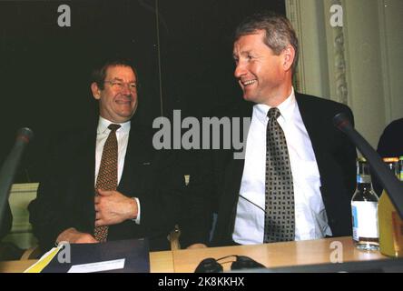 Copenaghen, Danimarca 19961111: Il primo ministro Thorbjørn Jagland in un allegro colloquio con il primo ministro danese Poul Nyrup Rasmussen. NTB photo: Jon EEG / NTB Visit / Danimarca / Meetings Foto Stock