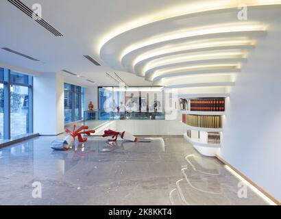Biblioteca Atrium. RP Sajiv Goenka Group - sede centrale, Kolkata, India. Architetto: Abin Design Group , 2019. Foto Stock