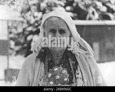 Våler, Solør marzo 1973: Tater-Milla (nato intorno al 1867) fotografato nella sua casa a Våler, 86 anni. Porta tiro, orecchini e argento. Il suo nome completo era Jenny Emilie Pettersen. Foto: Ivar Aaserud / corrente / NTB Foto Stock