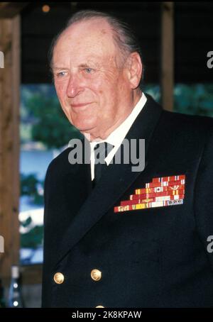 Kristiansand 19880611. Re Olav visita la fortezza di Christiansholm a Kristiansand in connessione con la visita della regina Margrethe in Norvegia. Indossa l'uniforme della Marina. NTB Stock Photo: Jens Kvale Photo: Jens Kvale Foto Stock