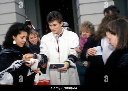 Oslo 1987-02: Il gruppo pop norvegese 'A-ha' scrive autografi fuori dal castello il 10 febbraio 1987. Dal: Qui Morten Harket circondato da giovani ragazze con un blocco autografo. Foto: Morten Hvaal Foto Stock