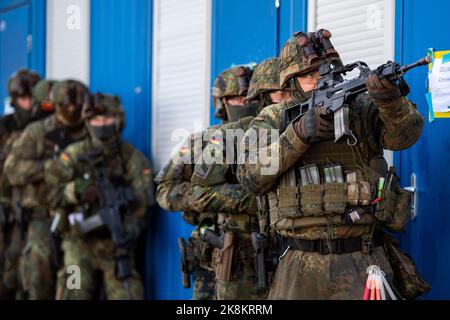 Ämari, Estonia. 24 ottobre 2022, Estonia, Ämari: Soldati delle forze armate tedesche si trovano durante un esercizio presso la base aerea di Ämari. Le forze aeree e gli ispettori della Marina sono in visita in Estonia per la manovra della tigre baltica 2022, che durerà poco meno di un mese. Le unità della Marina e dell'aeronautica stanno praticando la protezione delle infrastrutture critiche sul fianco orientale della NATO. Foto: Christophe Gateau/dpa Credit: dpa picture Alliance/Alamy Live News Foto Stock