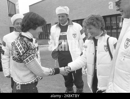 Lago Placid 19800221: La squadra norvegese di staffetta femminile ha vinto la medaglia di bronzo durante le Olimpiadi. Qui il Brit Pettersen si congratula con la Principessa della Corona Sonja. Crown Prince Harald al centro. Foto: Erik Thorberg NTB / NTB Foto Stock