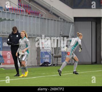 Oslo, Norvegia. 23rd Ott 2022. Oslo, Norvegia, ottobre 23rd 2022: Cambio portiere durante il gioco di playoff a Toppserien tra Valerenga e Stabaek all'Intility Arena di Oslo, Norvegia (Ane Frosaker/SPP) Credit: SPP Sport Press Photo. /Alamy Live News Foto Stock