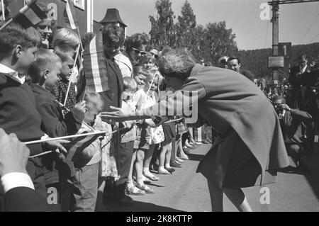 Norvegia il 27 maggio 1961. Lo Scià di Persia (Iran) con la regina Farah Diba, visita la Norvegia. Qui la Regina ha trovato l'apparato cinematografico e spara a spettatori norvegesi, bambini e adulti. Foto: Corrente / NTB Foto Stock