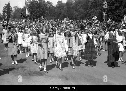 Oslo 19470517. 17 maggio Celebrazione a Oslo. Qui vediamo dal treno per bambini. Bambini con bandiere norvegesi. Foto: Archivio Svensson NTB / NTB Foto Stock