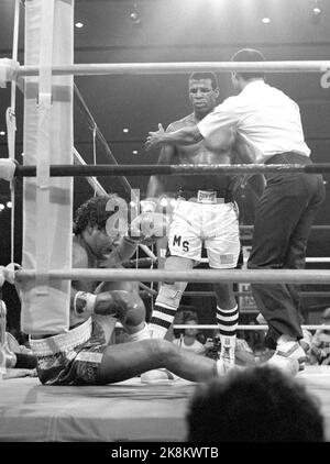 Las Vegas, Nevada, USA 1986-09: Il 1986 è diventato un anno ricco di eventi per il pugile Steffen Tangstad. In aprile è diventato campione europeo nella boxe pesante. Nel mese di settembre ha perso la partita di Coppa del mondo contro gli Spinks. Lo scorso ottobre è stato privato del titolo di Campionato europeo, in quanto non lo aveva difeso con il termine per la scadenza a causa di un infortunio. L'arbitro va tra Spinks e Tangstad. La foto: Steffen Tangstad durante la partita di Coppa del mondo contro Michael Spinks settembre 1986. L'arbitro corre tra Spinks e Tangstad. Foto: Bjørn Sigurdsøn Foto Stock