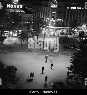 Oslo 19600604 'dove l'impulso della città bussa' Foto di Cecilhjørnet a Oslo. Stortingsgaten 8, attraversata la Stortingsgaten / Rosenkrantzgate. La telecamera riflette la vita del giorno in un angolo di strada a Oslo. Immagine panoramica nel cuore della notte. Foto: Aage Storløkken / corrente / NTB Foto Stock