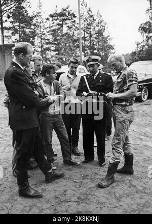 Oslo, Hvervenbukta 1963. Massima velocità in Motorkauen. L'Oslo Youth Motorsenter dista 13 km dal centro di Oslo. La sala meeting, l'officina, il sentiero e la sala hobby sono state costruite con il sostegno comunale e con l'impegno impressionante di ragazzi e ragazze in OMS. Gli ufficiali di polizia Thor Hoff-Olsen e Boris Hansen e l'elettricista Anders Scheflo (estremamente t.H.) sono i leader dell'alba e del gruppo. Foto: Ivar Aaserud / corrente / NTB Foto Stock