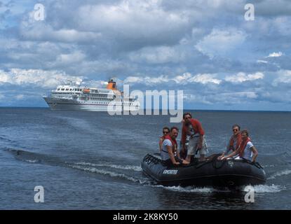 Exkursionen mit dem Schlauchboot von der MS Bremen aus auf dem Amazonas-Fluss. Escursioni da MS Bremen sul fiume Amazonas Foto Stock