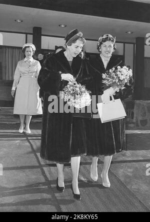 Oslo 19600211. Regina Ingrid e Re Frederik di Danimarca in visita ufficiale in Norvegia. Le Signore reali, rivestite di visone, escono dalla casa di osservazione sulla collina settentrionale, con abbracciate completamente con fiori. Regina Ingrid (t.v.) e Principessa Astrid. Foto: Ivar Aaserud, Sverre A. Børretzen corrente / NTB Foto Stock