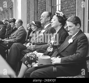 Oslo 19520803. Re Haakon 80 anni 3 agosto 1952. Qui dai festeggiamenti al Municipio Balcon. Un principe serio Harald con cappello (t.v.). Crown Prince Olav il più lungo (t.H.). FOTO: VALLDAL NTB / NTB Foto Stock