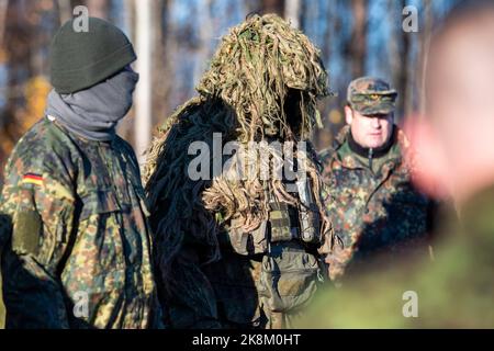 Ämari, Estonia. 24 ottobre 2022, Estonia, Ämari: Soldati delle forze armate tedesche si trovano durante un esercizio presso la base aerea di Ämari. Le forze aeree e gli ispettori della Marina visitano l'Estonia per la manovra Baltic Tiger 2022, che dura poco meno di un mese. Le unità della Marina militare e dell'aeronautica in Estonia praticano la protezione delle infrastrutture critiche sul fianco orientale della NATO. Foto: Christophe Gateau/dpa Credit: dpa picture Alliance/Alamy Live News Foto Stock