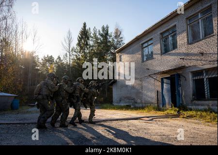 Ämari, Estonia. 24 ottobre 2022, Estonia, Ämari: I soldati delle forze armate tedesche corrono verso un edificio durante un esercizio presso la base aerea di Ämari. Le forze aeree e gli ispettori della Marina visitano l'Estonia per la manovra della Tigre Baltica 2022, lunga quasi un mese. Le unità della Marina militare e dell'Aeronautica militare praticano la protezione delle infrastrutture critiche sul fianco orientale della NATO in Estonia. Foto: Christophe Gateau/dpa Credit: dpa picture Alliance/Alamy Live News Foto Stock