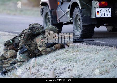 Ämari, Estonia. 24 ottobre 2022, Estonia, Ämari: I soldati delle forze armate tedesche si trovano lungo una strada durante un esercizio presso la base aerea di Ämari. Le forze aeree e gli ispettori della Marina visitano l'Estonia per la manovra della Tigre Baltica 2022, lunga quasi un mese. Le unità della Marina militare e dell'Aeronautica militare praticano la protezione delle infrastrutture critiche sul fianco orientale della NATO in Estonia. Foto: Christophe Gateau/dpa Credit: dpa picture Alliance/Alamy Live News Foto Stock