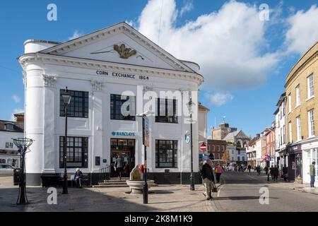 Il vecchio Corn Exchange nel centro di Romsey, Hampshire, Inghilterra, Regno Unito, un edificio storico classificato di grado II* Foto Stock