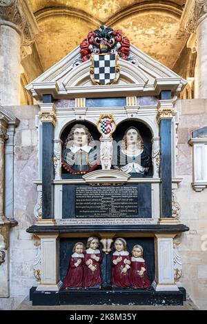 Interno di Romsey Abbey, una chiesa normanna nella città di Romsey, Hampshire, Inghilterra, Regno Unito. Il monumento della famiglia St Barbe. Foto Stock