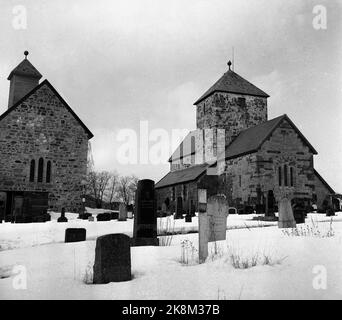 Gran a Hadeland 19600404 dopo molti anni di restauro, le cosiddette chiese sorelle a Granavollen aprono le loro porte per i servizi di culto. Qui l'esterno delle chiese che sono probabilmente costruite nel 1100s. La chiesa più grande si chiama Nicolaikirken, la più piccola chiamata Chiesa di Santa Maria. Foto: NTB / NTB Foto Stock