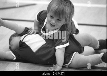 Oslo 19880513 EM in wrestling offerto, tra le altre cose. In un incontro di wrestling altamente non ufficiale tra i due figli piccoli di Jon Rønningen, i gemelli Thomas e Anders. Nessuno è stato proclamato vincitore, ma entrambi hanno mostrato battute eccezionalmente promettenti ... Foto. Bjørn Sigurdsøn / NTB / NTB Foto Stock