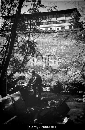 OSLO Juli 1971 Loelva, også kalt Alnaelva, i sin tid Oslos grenseelv mot øst, har sitt utspring i de krareste drikevannskilder i Lillomarka og ender som en gift-dusj i Oslo-fjorden ved Loenga etter å ha rislet gjennom de store bebolingelsenig i dungelig- og. Liten gutt utforsker søppelet langs elva. Foto: Aage Storløkken / Ivar Aaserud / Aktuell / NTB