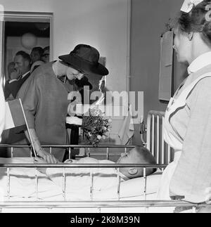 Oslo 19650616 la coppia reale belga la regina Fabiola e il re Baudouin in visita ufficiale / visita di stato in Norvegia. Qui la regina Fabiola visita l'Ospedale Nazionale. Foto: Laurvik / NTB / NTB Foto Stock