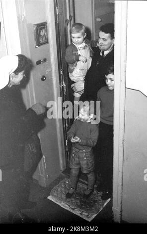 Oslo 1950107: Casalinga è un buon aiuto per ottenere quando la madre è ammalata. Qui, la casalinga Vikaren Solbjørg Slotvik arriva alla famiglia Gulbrandsen, ed è incontrata alla porta da padre con tre figli. Foto: NTB / NTB Foto Stock