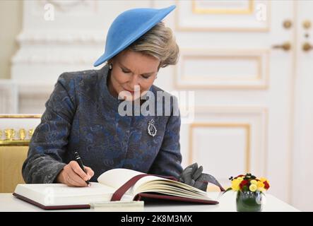 Vilnius, Lituania. 24th Ott 2022. La regina Mathilde del Belgio ha raffigurato durante l'accoglienza ufficiale al palazzo presidenziale il primo giorno della visita ufficiale di Stato della coppia reale belga nella Repubblica di Lituania, lunedì 24 ottobre 2022, a Vilnius. FOTO DI BELGA DIRK WAEM Credit: Agenzia Notizie di Belga/Alamy Live News Foto Stock