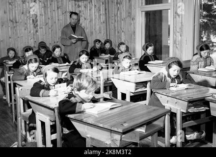 Karasjok, Finnmark, gennaio 1950. Dal collegio per i bambini in movimento. I bambini Sami vivono a scuola superiore. Qui, gli interni di una classe dove gli studenti leggono in coro da un libro di lettura. L'insegnamento si svolge in norvegese. Foto: SV. A. Børretzen / corrente / NTB Foto Stock