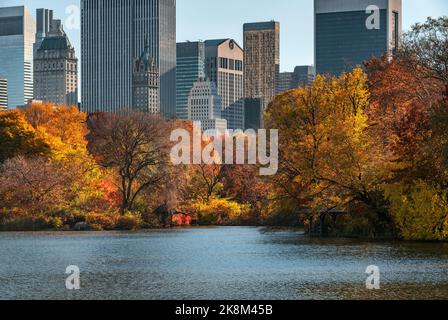 Autunno a Central Park at the Lake con il brillante fogliame autunnale e i grattacieli di Midtown. Manhattan, New York City Foto Stock