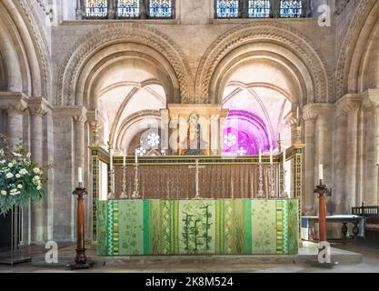 Interno di Romsey Abbey, una chiesa normanna nella città di Romsey, Hampshire, Inghilterra, Regno Unito. Vista dell'altare maggiore. Foto Stock