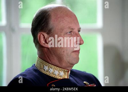 Eidsvoll 19910620: Siggingsferden 1991 giugno. Re Harald V - firma e Sigsninger. Foto: Cerimonia nel Rikssalen nell'edificio Eidsvoll. Qui re Harald. Foto: Lise Åserud Foto Stock