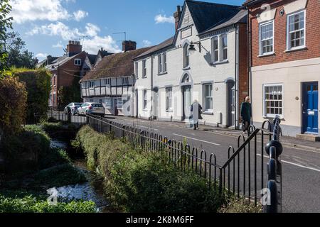 Vista di Middlebridge Street nella città di Romsey, Hampshire, Inghilterra, Regno Unito, una strada attraente con edifici storici e il torrente Holbrook Foto Stock