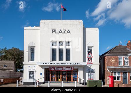 Plaza Theatre a Romsey, Hampshire, Inghilterra, Regno Unito. Vista esterna della facciata bianca dell'edificio del teatro. Foto Stock