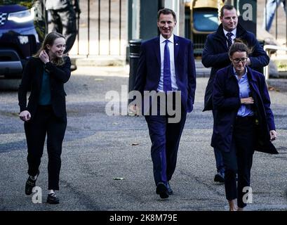 Il Cancelliere dello scacchiere Jeremy Hunt arriva all'ingresso posteriore di Downing Street, Londra. Data immagine: Lunedì 24 ottobre 2022. Foto Stock