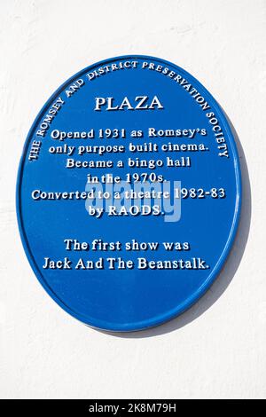 Targa blu sul Plaza Theatre di Romsey, Hampshire, Inghilterra, Regno Unito Foto Stock