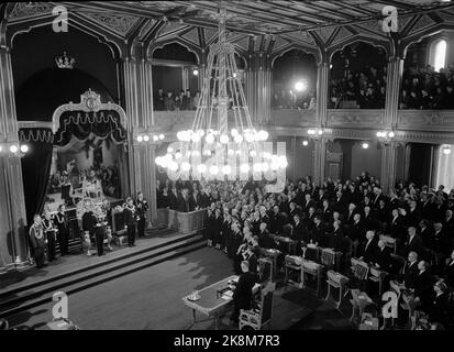 Oslo 19590113 l'apertura dello Storting, con il re Olav e il principe ereditario Harald presenti, quest'ultimo per la prima volta. L'edificio Storting era stato sottoposto ad un ampio restauro e ricostruzione negli anni dal 1951 al 1959, sotto la guida dell'architetto Nils Holter. Ha un edificio a quattro piani e la Storting Hall è stata ampliata. Foto: Knobelauch NTB / NTB Foto Stock