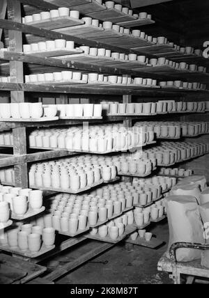 Porsgrunn, gennaio 1947 interni e vita lavorativa di Porsgrunds Porselænsfabrik, che ha iniziato la produzione di beni di consumo per le case. Qui produzione, passo dopo passo. Figura 6: Queste tazze sono rifiniti dal Dreieriet, e sono messi su carrelli per essere trasportati in altri reparti dell'azienda. (Porsgrund Porselænsfabrik) Foto: TH. Scotaam / corrente / NTB Foto Stock