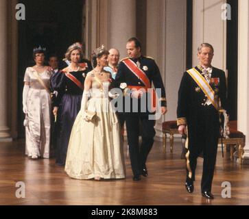 Oslo 198204 14-16 la coppia reale spagnola re Juan Carlos e la regina Sofia in visita ufficiale in Norvegia. Qui sono i reali sul loro senso alla cena di gala al castello. La principessa della corona Sonja e Juan Carlos prima nella serie, dietro la regina Sofia, il re Olav, la principessa Astrid e il principe ereditario Harald. Foto: NTB / NTB Foto Stock