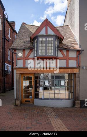 Una foto verticale di un edificio Tews Butchers apparso in Tom Browns School Days, Rugby, Regno Unito Foto Stock