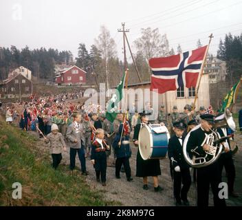 Stabekk, 19570517 maggio 17 Celebrazione nell'ambiente locale. Maggio 17 treni con i.. Corpo musicale, Scout e Bandiere norvegesi. Foto: Corrente / NTB Foto Stock