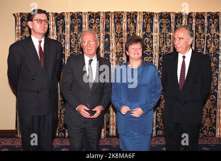 Oslo 19941211: Il primo Ministro Gro Harlem Brundtland ha avuto una conversazione con i vincitori del Premio Nobel per la pace per il 1994, condivisi tra Yasir Arafat, Shimon Peres e Yitzhak Rabin. Da sinistra Bjørn Tore Godal, Yitzhak Rabin, Gro Harlem Brundtland e Shimon Peres. Foto: Lise Åserud NTB / NTB Foto Stock