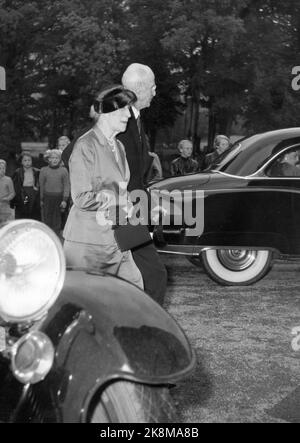 Asker 19540210. Prinsesse Ragnhild og Erling Lorentzen bærer sitt ...