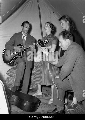 Hokksund 19590709 Norwegian National Broadcasting NRK al lavoro sul campo. Qui, il reporter Odd Nordland ha un gruppo di zingari / romani a Hokksund per cantare spettacoli zingari nel microfono. Foto: Knoblauch / NTB / NTB Foto Stock