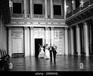 Oslo 19600919. Visita di Stato / visita pubblica. Il re Olav è visitato dal re Adulayadej Bhumibol dalla Thailandia e dalla regina Sirikit. Qui, i reali arrivano a una cena di gala al Castello, guidata dall'Hoffmarskalken. Forrest: Re Bhumibol con la principessa Astrid, poi re Olav e la regina Sirikit, al principe ereditario di Sutt Harald con compagno sconosciuto. Foto: NTB / NTB Foto Stock