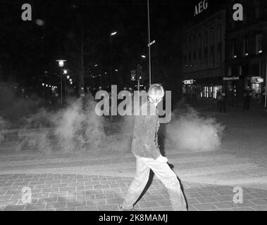 Oslo 19800501 tumulti nel centro di Oslo notte fino al 1st maggio. La polizia ha usato gas lacrimogeni contro le bande giovanili durante i disordini. Foto Erik Thorberg / NTB / NTB Foto Stock