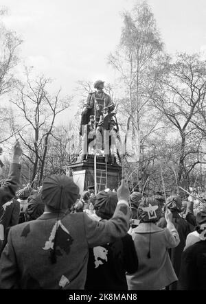 Oslo 19580517 maggio 17 Celebrazione a Oslo. Qui i russi si riunirono nello studente lundy, mentre i leader russi posarono un cappello russo sulla statua di Henrik Wergeland. Molti russi felici con bastoni russi e russi. Foto: Knobelauch / NTB / NTB Foto Stock