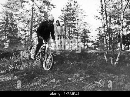 Oslo, Hvervenbukta 1963. Massima velocità in Motorkauen. L'Oslo Youth Motorsenter dista 13 km dal centro di Oslo. La sala meeting, l'officina, il sentiero e la sala hobby sono state costruite con il sostegno comunale e con l'impegno impressionante di ragazzi e ragazze in OMS. Sven Erik Nilsson, 18 anni e servizio auto, prova corre il sentiero del terreno. SPEW: AUD Solveig Aarberg membro del gruppo di ragazze. Foto: Ivar Aaserud / corrente / NTB Foto Stock