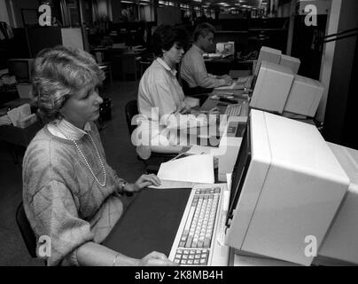 Oslo 19871020 uso di EDB / dati presso l'Ufficio della sicurezza sociale di Oslo. Il reparto di elaborazione dei casi, diversi computer in fila, con donne e uomini al lavoro. Foto: Eystein Hanssen / NTB / NTB Foto Stock