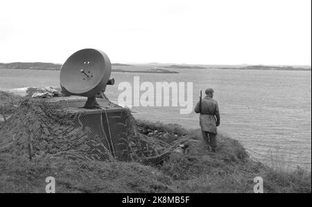 Bodø 195209-16-17. Il più grande esercizio militare della storia, "operazione Mainbrace", è il più grande esercizio di flotta mai svolto in tempo di pace si svolge al largo delle coste della Norvegia settentrionale. L'esercizio inizia con un 'attacco' alla Norvegia. Qui vediamo un soldato in servizio che si affaccia sul mare. Comunicazione via satellite (t.v.). 85.000 uomini partecipano da 8 nazioni. Foto: Archivio NTB / NTB Foto Stock